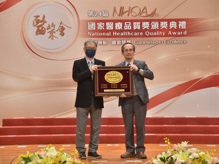 成大醫院榮獲「智慧醫院全機構標章」，由衛生福利部薛瑞元部長(左)頒發獎項給成大醫院柯文謙副院長。